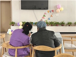 當(dāng)你老到忘了世界，我該拿什么來愛你